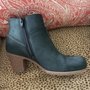 Ladies Clark’s boots size 7.5